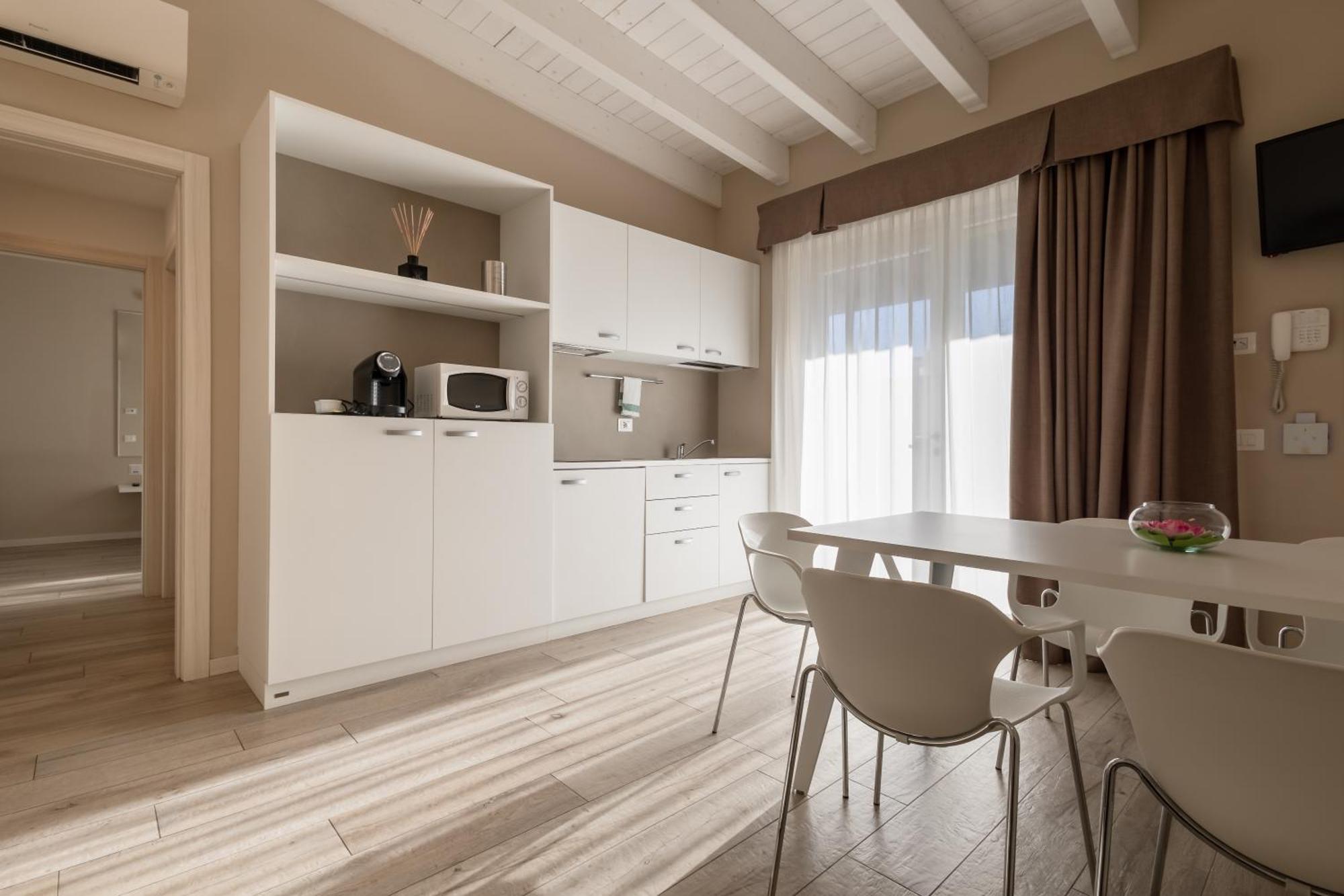 Aurora Aparthotel Пескьера-дель-Гарда Экстерьер фото