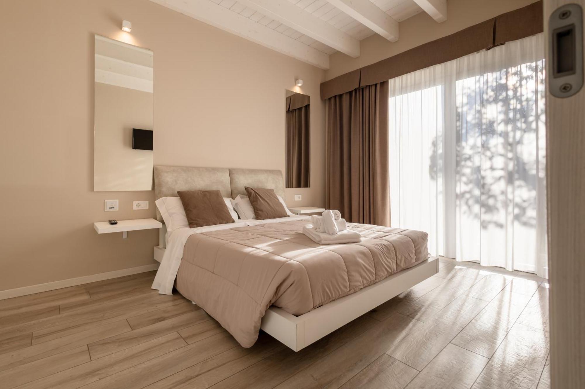 Aurora Aparthotel Пескьера-дель-Гарда Экстерьер фото